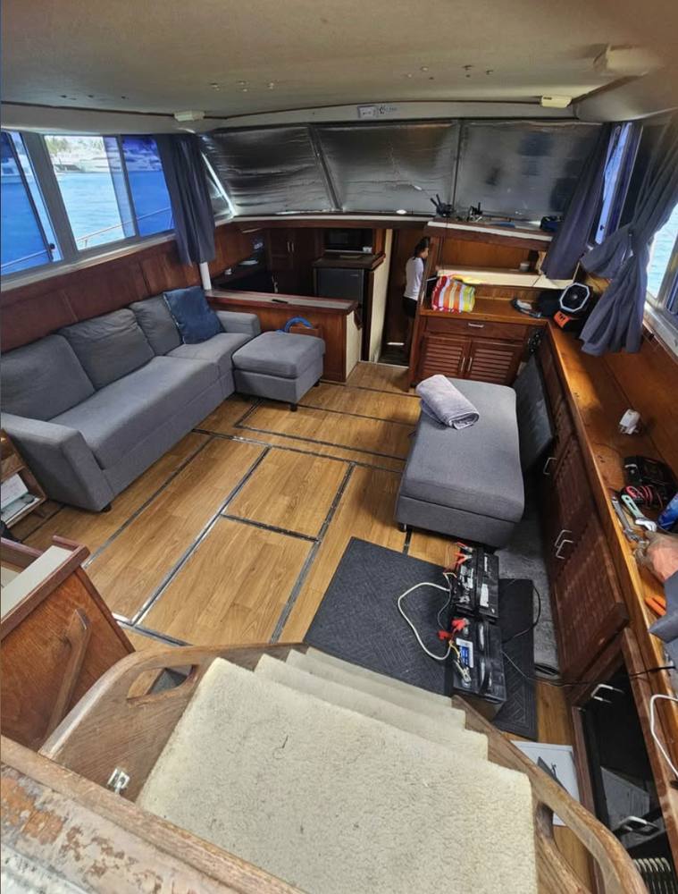 40 ft Silverton Liveaboard Cabin Boat photo 3