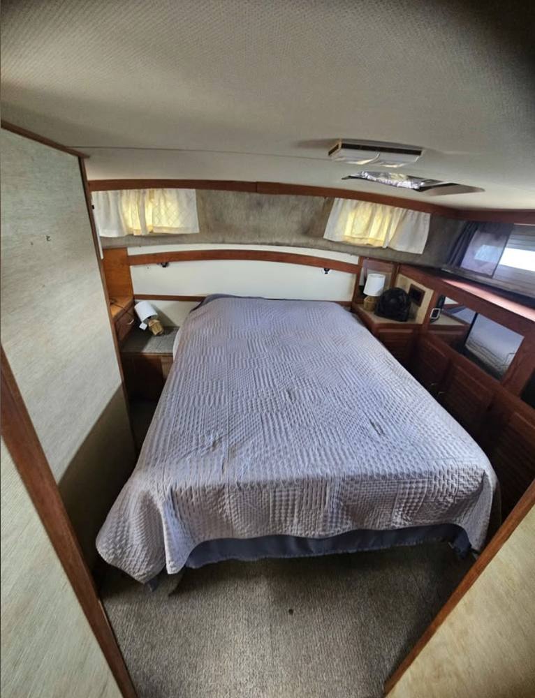 40 ft Silverton Liveaboard Cabin Boat photo 4