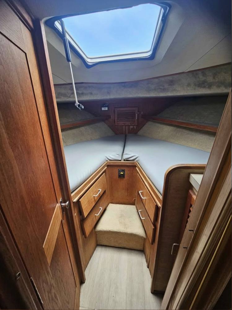 40 ft Silverton Liveaboard Cabin Boat photo 5