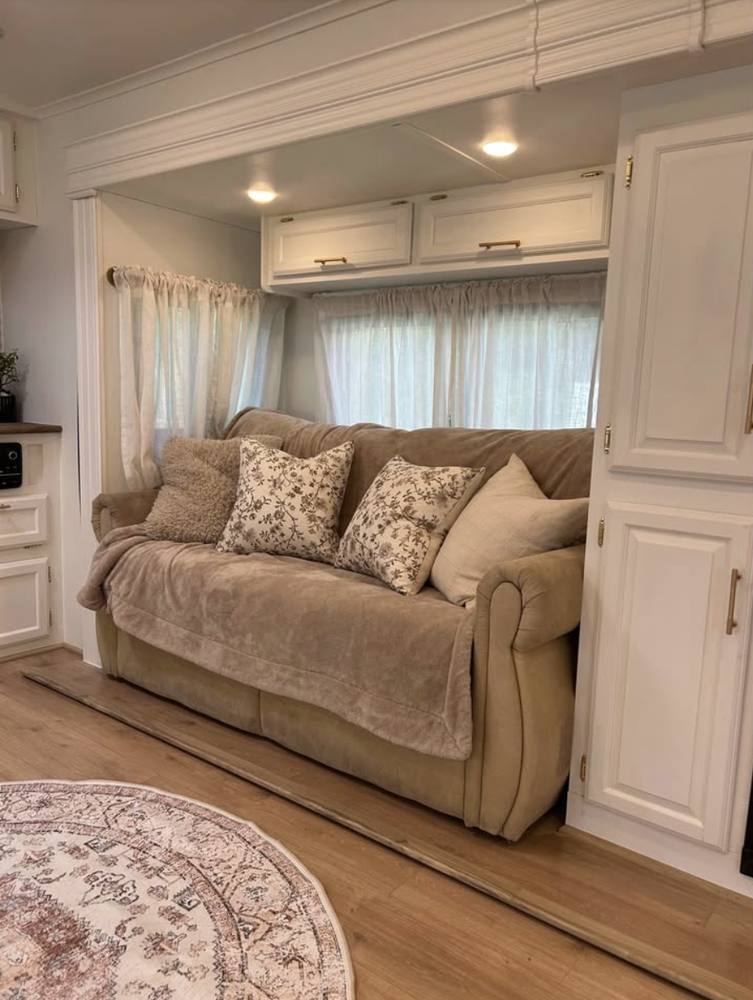 2017 Jayco Eagle 339 — Fully Renovated photo 4