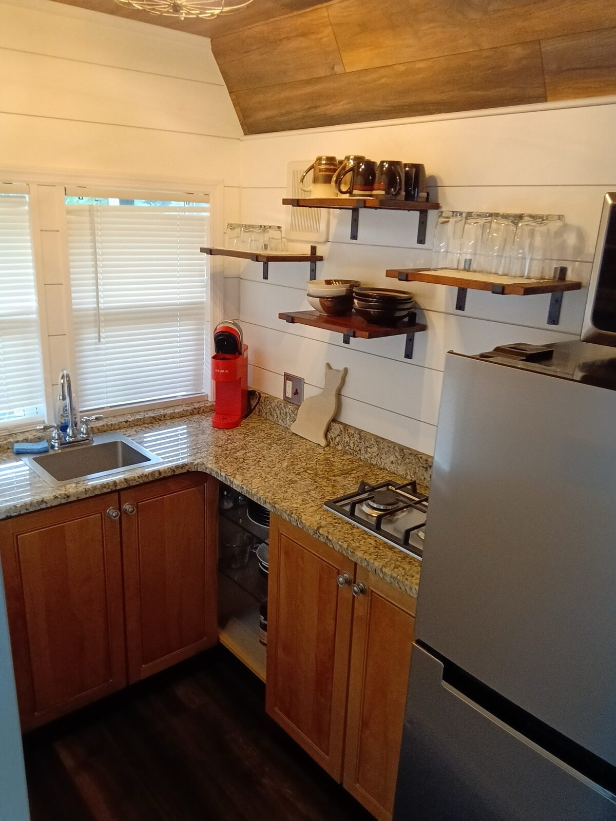 2 Bed, 1 Bath — Luxury Tiny Home — Clean Title photo 2
