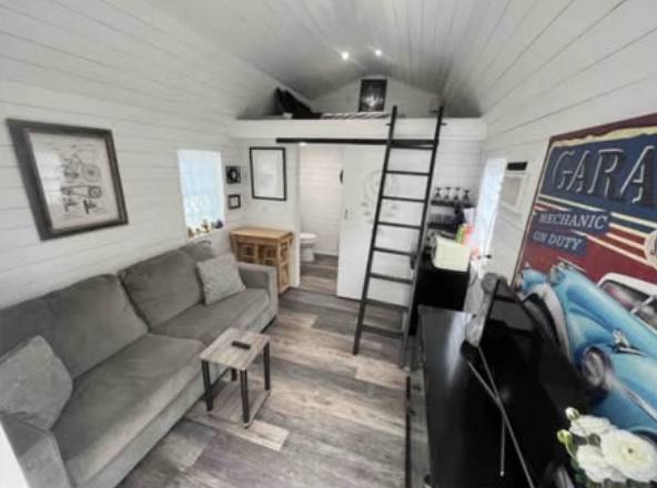 1 Bed Tiny House with Full-Size Bathtub