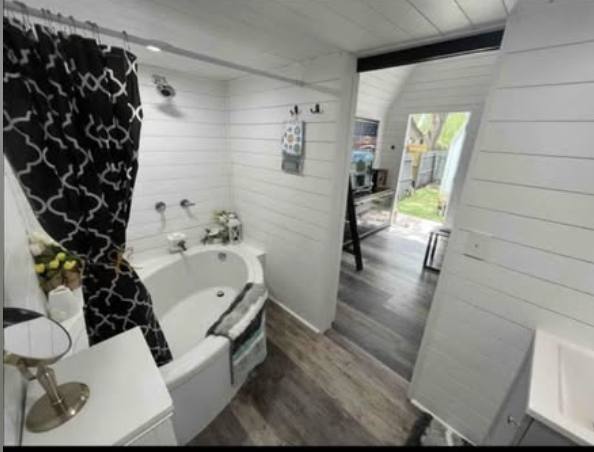 1 Bed Tiny House with Full-Size Bathtub photo 2