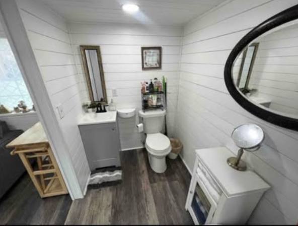 1 Bed Tiny House with Full-Size Bathtub photo 3