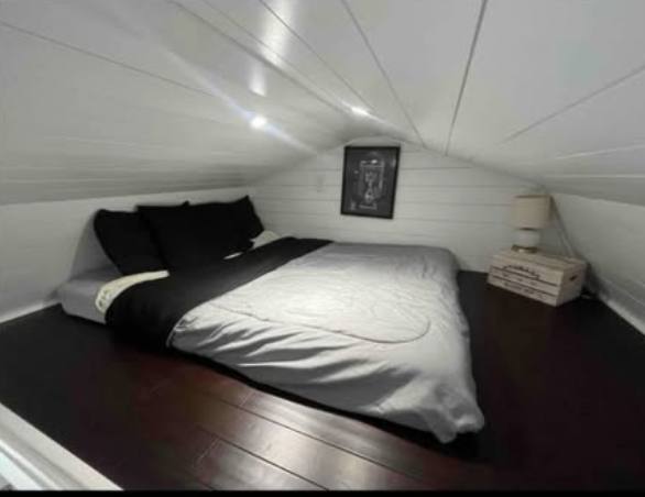 1 Bed Tiny House with Full-Size Bathtub photo 4